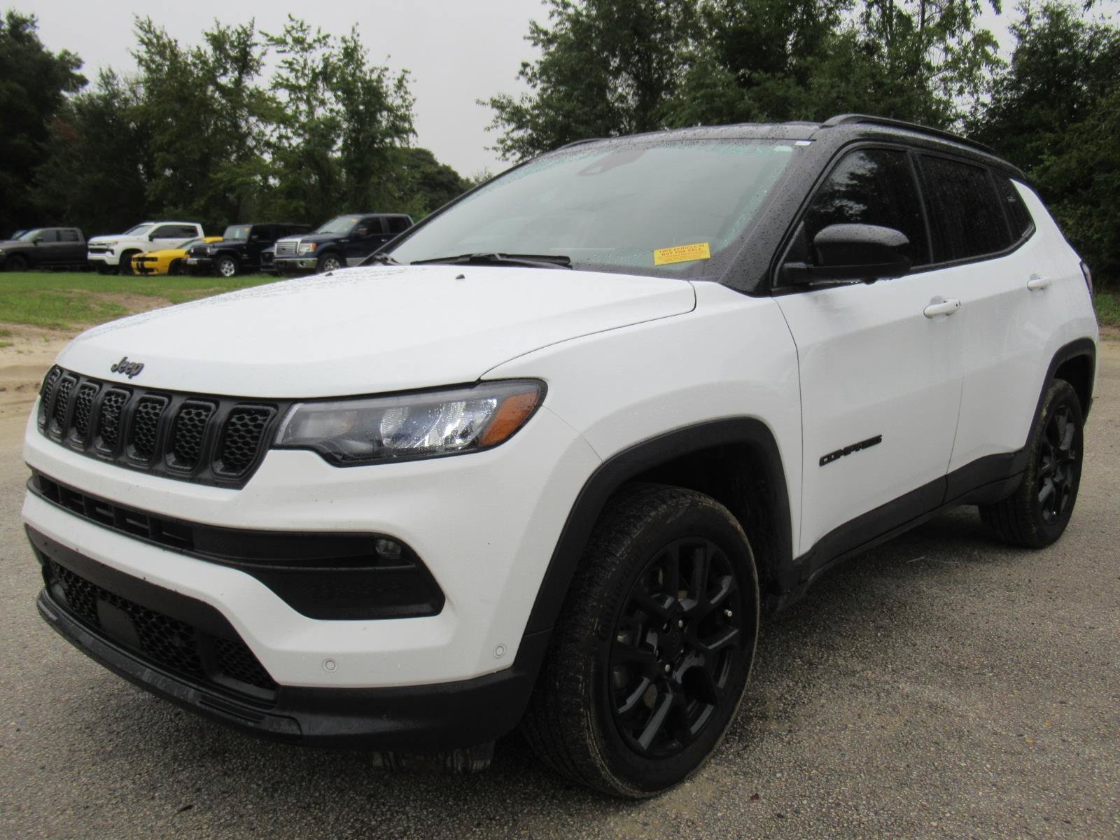 Used 2023 Jeep Compass Latitude w/ Convenience Group AWD/4WD image 2