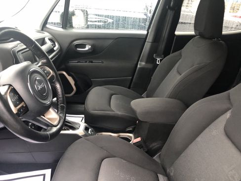 Used 2016 Jeep Renegade Latitude w/ Cold Weather Group image 10