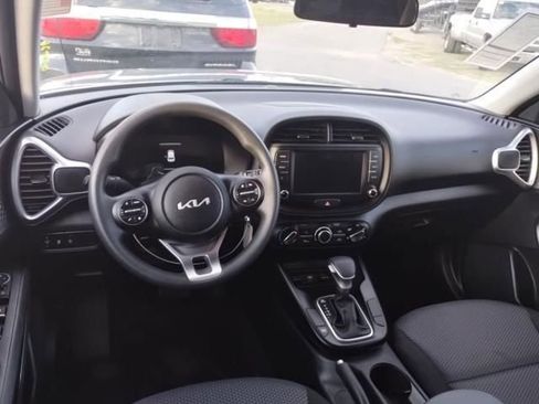 Used 2025 Kia Soul LX FWD image 3