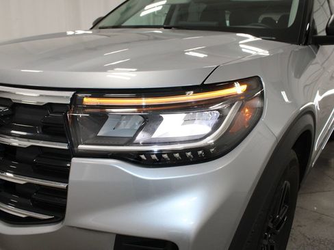 Used 2025 Ford Explorer Active image 13