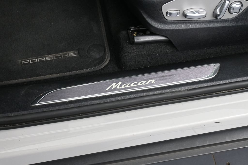 Certified 2023 Porsche Macan Turbo AWD/4WD image 16