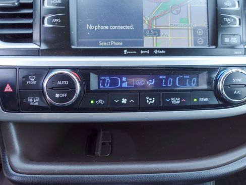 Used 2018 Toyota Highlander XLE AWD/4WD image 22