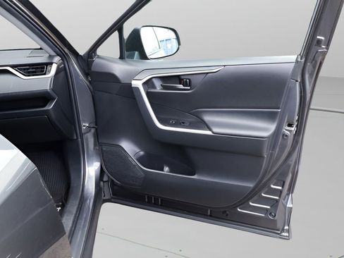Used 2021 Toyota RAV4 LE image 17