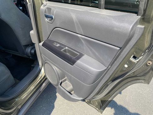 Used 2016 Jeep Patriot Latitude FWD image 30