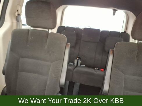 Used 2016 Dodge Grand Caravan SE image 31