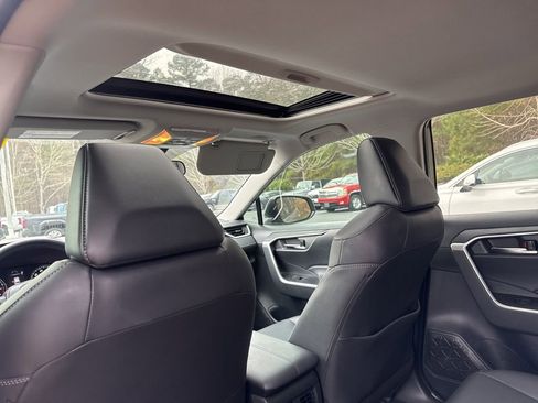 Used 2019 Toyota RAV4 XLE Premium image 9