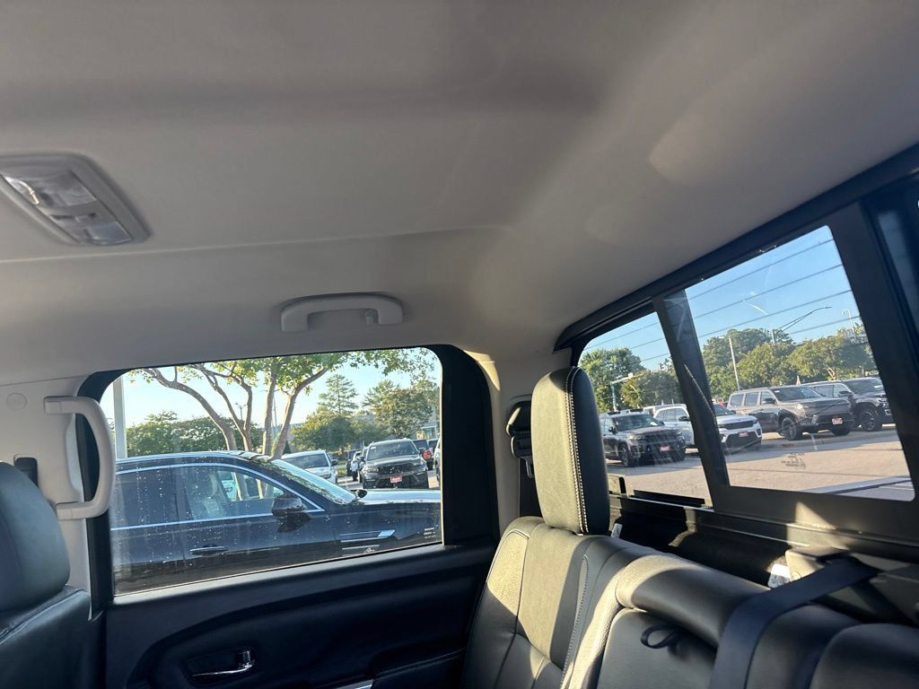 Used 2018 Nissan Titan PRO-4X w/ Pro-4x Convenience Package AWD/4WD image 16