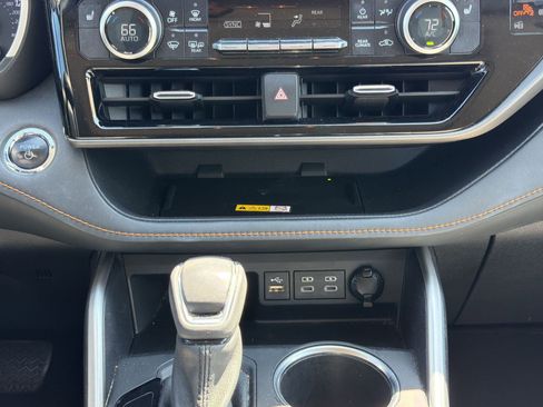 Used 2023 Toyota Highlander Bronze Edition FWD image 18