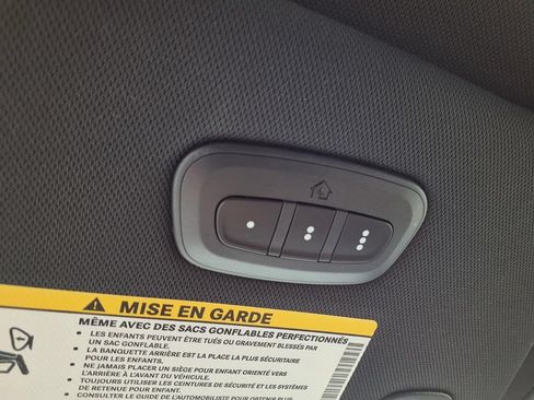 Used 2025 Chrysler Pacifica Limited FWD image 17