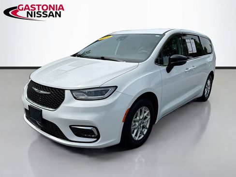 Used 2024 Chrysler Pacifica Touring-L FWD image 3