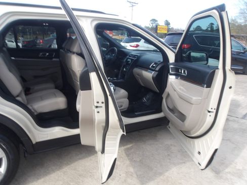 Used 2018 Ford Explorer Limited w/ Equipment Group 301A image 6