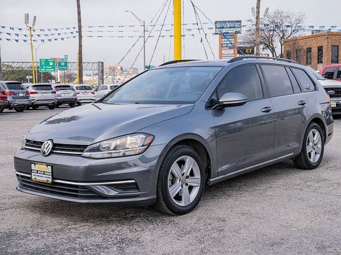 Used 2018 Volkswagen Golf SE image 9