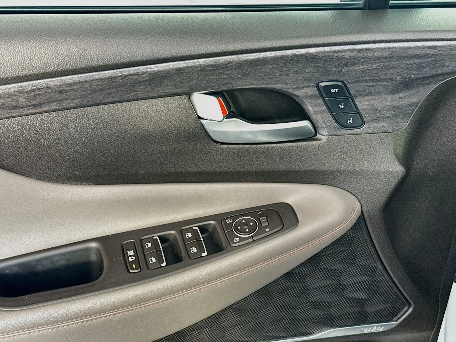 Used 2020 Hyundai Santa Fe Limited AWD/4WD image 18