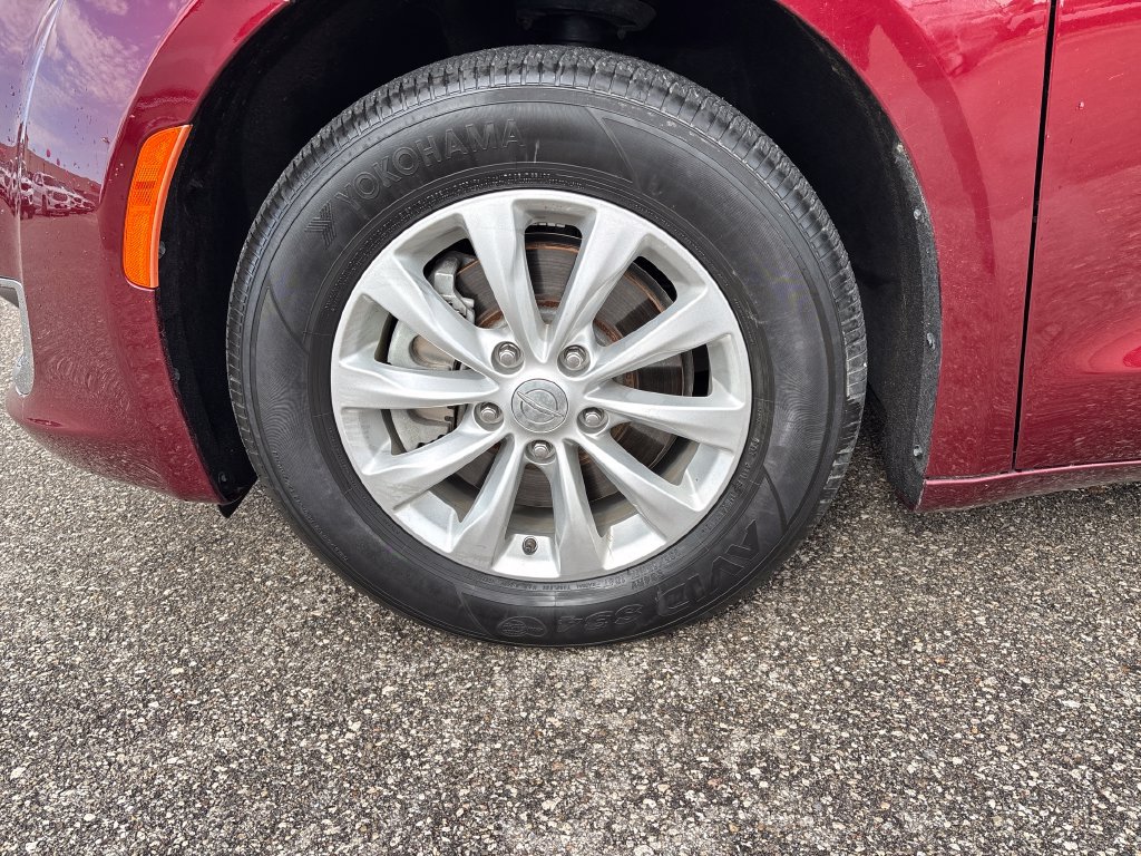 Used 2019 Chrysler Pacifica Touring Plus FWD image 28