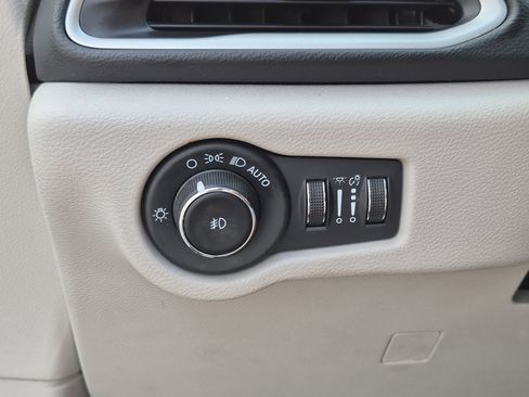 Used 2022 Chrysler Pacifica Touring-L FWD image 22
