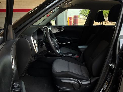 Used 2025 Kia Soul LX w/ LX Technology Package FWD image 10