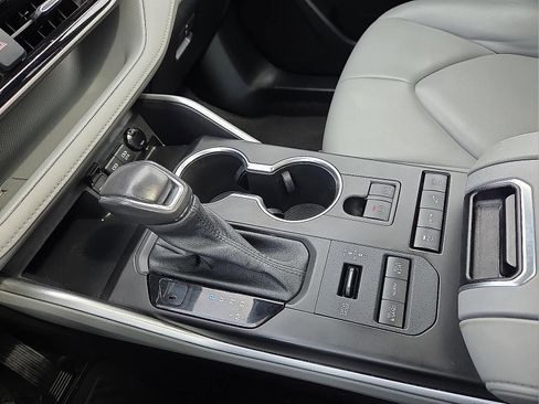 Used 2021 Toyota Highlander XLE image 25