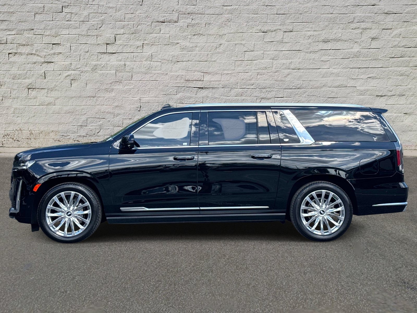 Used 2024 Cadillac Escalade ESV Premium Luxury w/ Performance Package AWD/4WD image 2