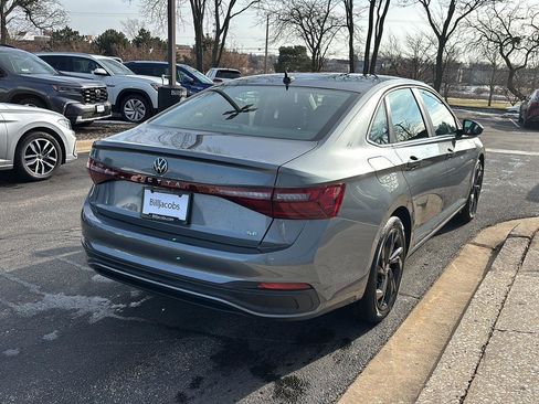 Used 2025 Volkswagen Jetta SE w/ Black Wheel Package image 9