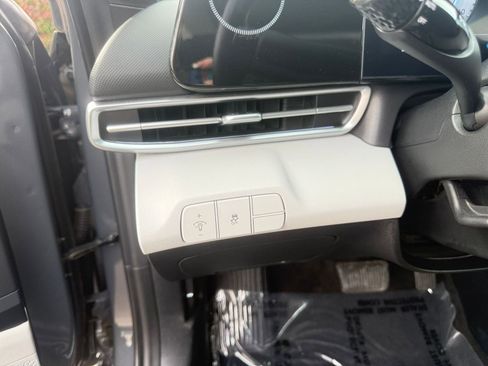 Used 2025 Hyundai Elantra Limited image 34