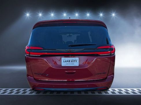 Used 2025 Chrysler Pacifica Limited FWD image 4