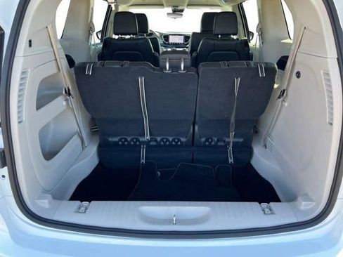 Used 2024 Chrysler Pacifica Touring-L FWD image 19