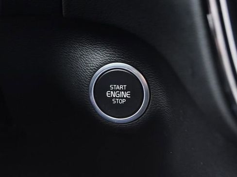 Used 2023 Volvo XC40 B5 Core image 18