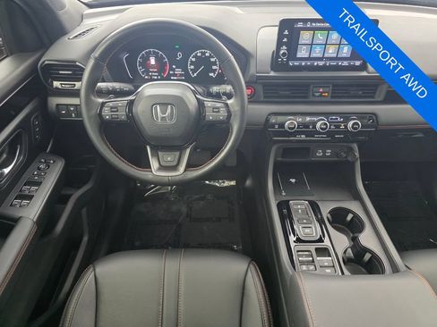 Used 2025 Honda Pilot TrailSport image 13
