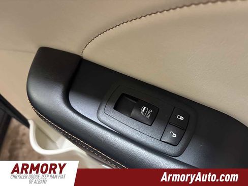 Used 2015 Dodge Challenger R/T Plus image 30