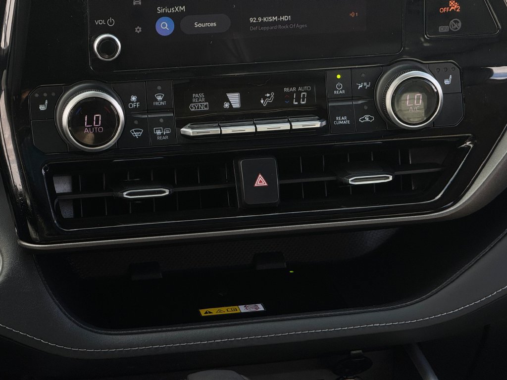Used 2023 Toyota Highlander XLE AWD/4WD image 19