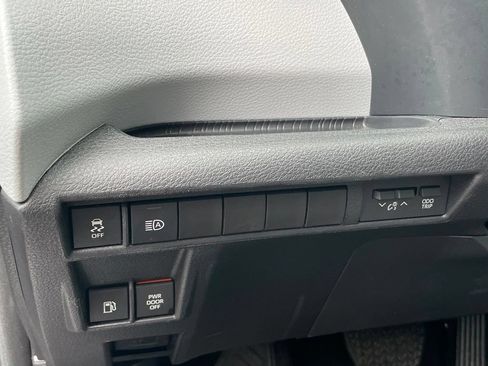 Used 2025 Toyota Sienna LE FWD image 12