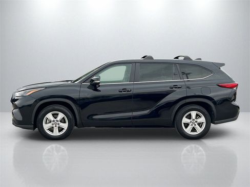Used 2023 Toyota Highlander LE image 8
