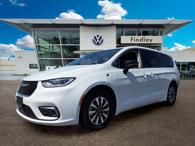 Used 2024 Chrysler Pacifica Limited FWD image 2