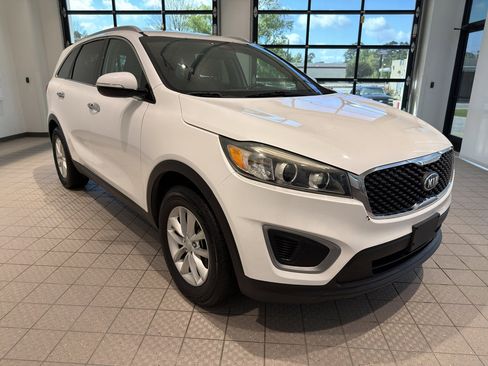 Used 2017 Kia Sorento LX w/ LX Convenience Package image 7