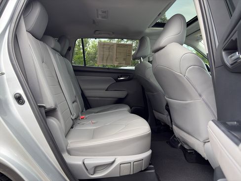 Used 2020 Toyota Highlander XLE FWD image 17