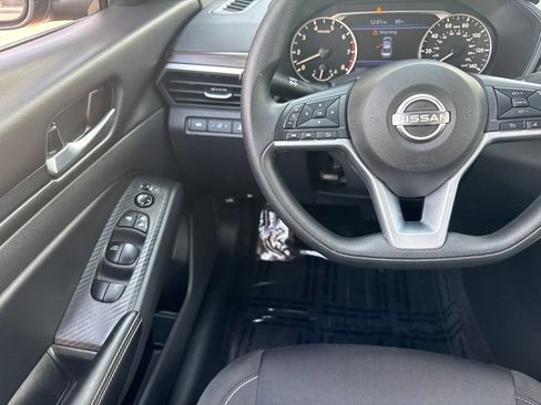 Used 2025 Nissan Altima 2.5 SV FWD image 25
