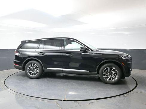 Used 2023 Lincoln Aviator AWD image 3
