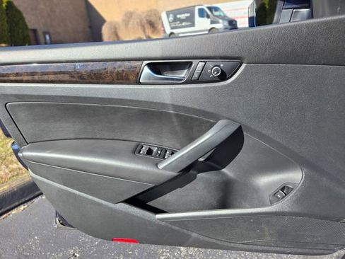 Used 2014 Volkswagen Passat 1.8T SEL Premium image 32