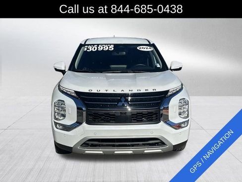 Used 2024 Mitsubishi Outlander SE image 2