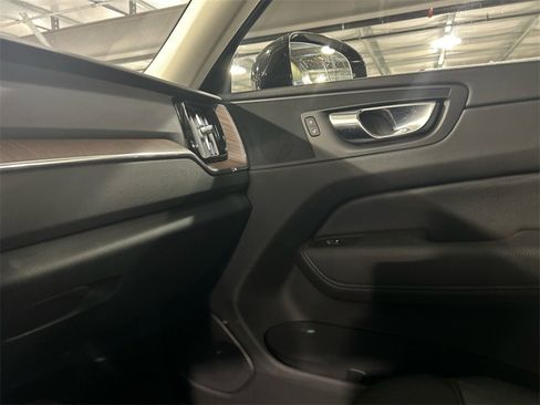 Certified 2021 Volvo XC60 T5 Momentum w/ Premium Package image 21