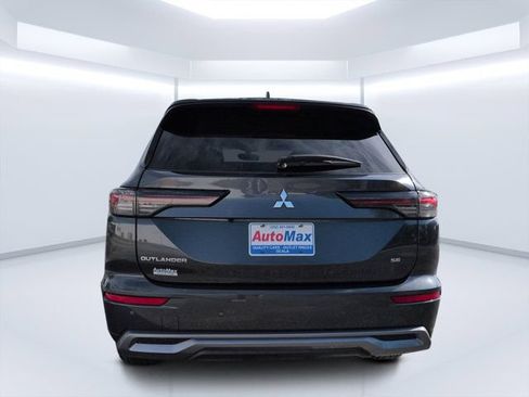 Used 2025 Mitsubishi Outlander SE FWD image 4