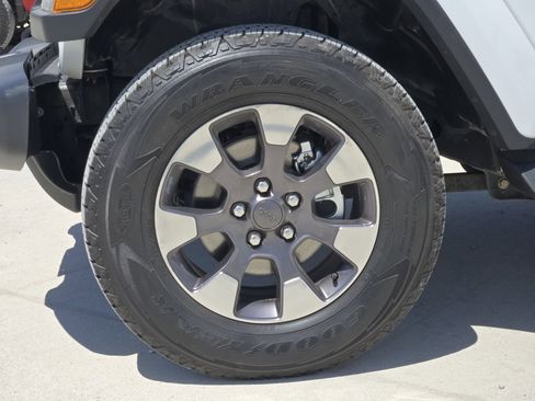 Used 2018 Jeep Wrangler Unlimited Sahara AWD/4WD image 12