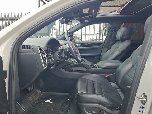 Used 2023 Porsche Cayenne image 4