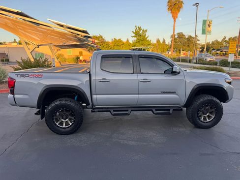 Used 2019 Toyota Tacoma TRD Off-Road AWD/4WD image 7