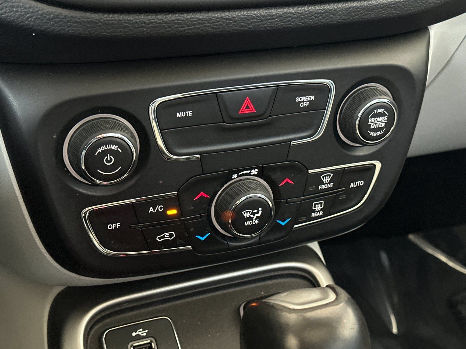 Used 2018 Jeep Compass Latitude w/ Popular Equipment Group FWD image 19