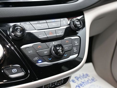 Used 2024 Chrysler Pacifica Touring-L FWD image 25