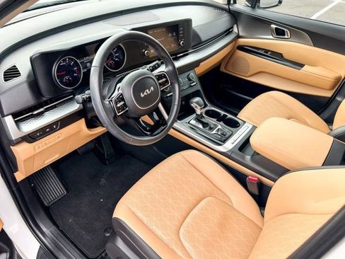 Certified 2024 Kia Carnival LX image 17