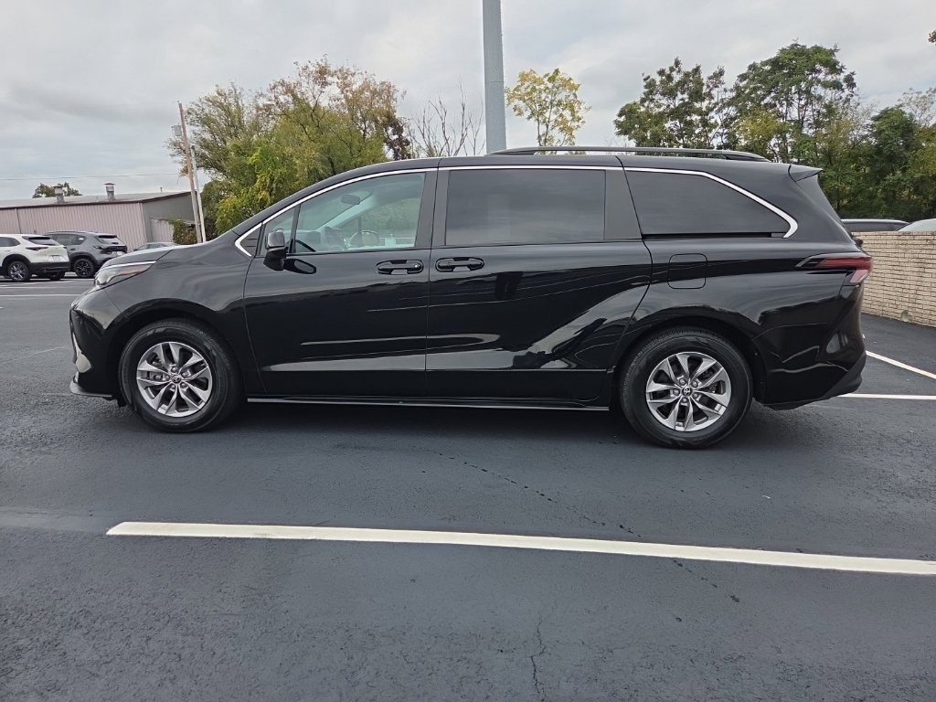 Certified 2024 Toyota Sienna LE AWD/4WD image 3