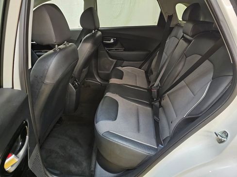 Used 2022 Kia Niro EX image 16