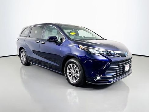 Used 2025 Toyota Sienna XLE AWD/4WD image 10